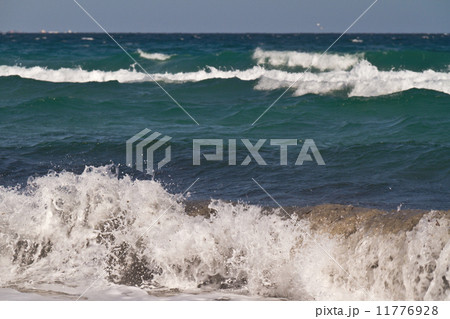 Sea waves on the Mediterranean sea 11776928
