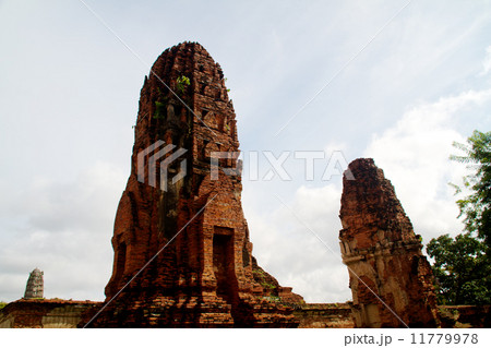 Pagoda at Wat Chaiwattanaram Temple, Ayutthaya, Thailand 11779978