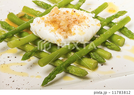 fresh salad with asparagus,eggs and croutons 11783812