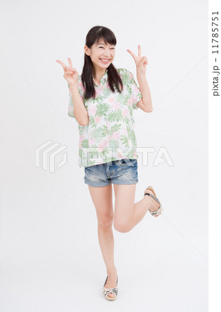 アロハシャツを着た若い女性 11785751