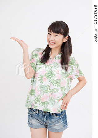 アロハシャツを着た若い女性 11788639