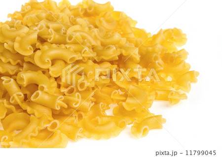 italian pasta (macaroni) isolated on white background 11799045