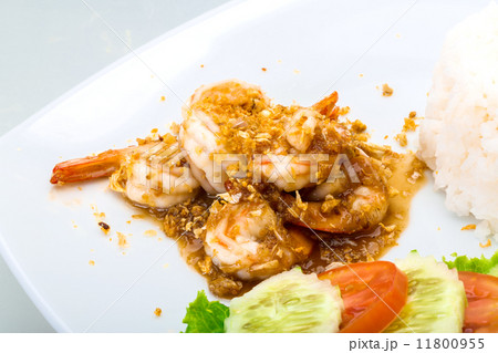 Shrimps with garlic and rice 11800955