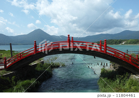 恐山・太鼓橋と宇曽利湖 11804461