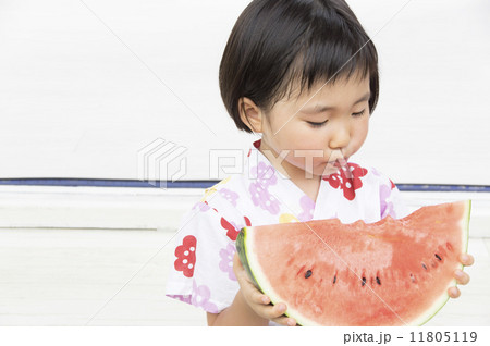 スイカを食べる 11805119