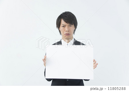 ホワイトボードを持ってガッカリするビジネスマン 11805288