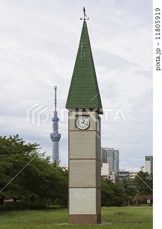 猿江恩賜公園の時計塔と東京スカイツリーの写真素材