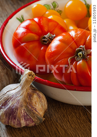 Tomatoes in a bowl and garlic 11805993