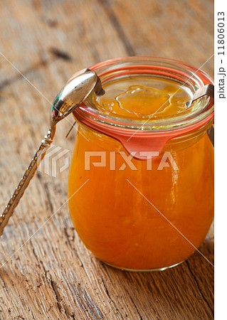 Melon jam in a preserving jar with a spoon 11806013