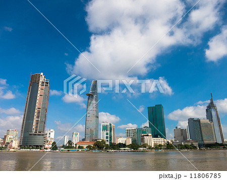 サイゴン川越しに見たホーチミン市の高層ビル 11806785