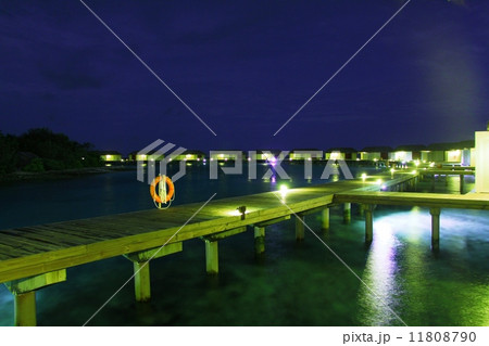 水上コテージの夜景 11808790