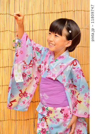 浴衣の女の子（よしず、風鈴） 11809747