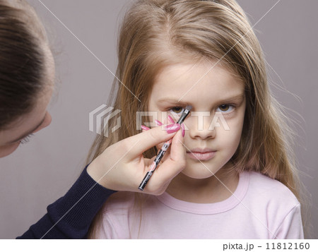 Makeup artist brings eyebrows on the girl's face Makeup artist brings eyebrows on the girl's face 11812160