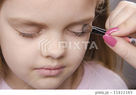 Makeup artist paints eyelids on girl's face Makeup artist paints eyelids on girl's face 11812165