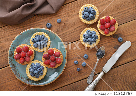 tart with fresh raspberries and blueberries 11812767