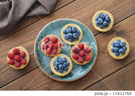 Tart with fresh berries 11812768