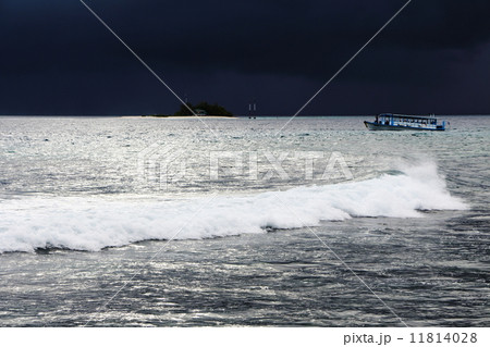 黒雲と夕方の海 11814028