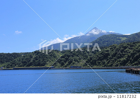 利尻島・鴛泊港から利尻富士 利尻島・鴛泊港から利尻富士 11817232