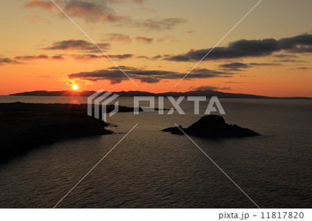 利尻島・夕日ヶ丘展望台から礼文島に沈む夕日 11817820