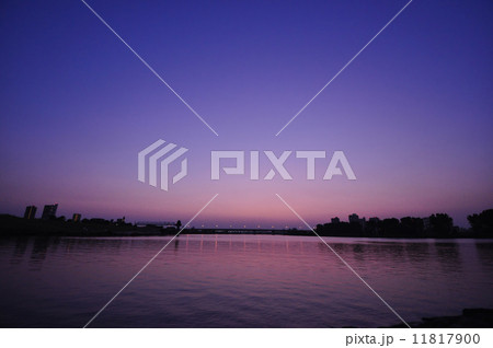 旧岩淵水門の水門公園から望む荒川の夕焼け 11817900