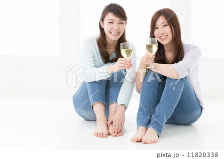 ワインを飲む二人の女性の写真素材