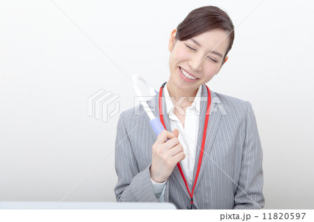 肩こり解消グッズを使う女性会社員 11820597