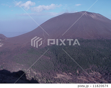 黒斑山から眺めた「浅間山」（群馬県吾妻郡嬬恋村･長野県北佐久郡軽井沢町） 11820674