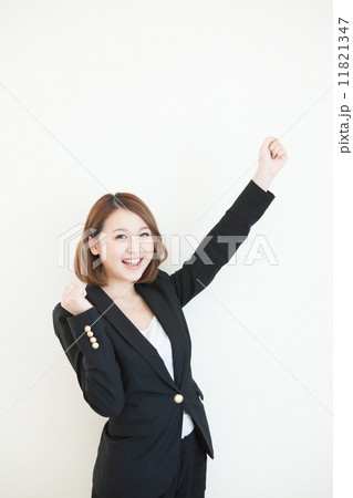 若い女性 11821347