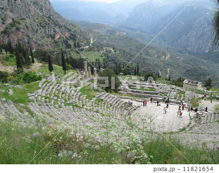 ギリシャ・デルフィの古代劇場とアポロン神殿　全景 11821654