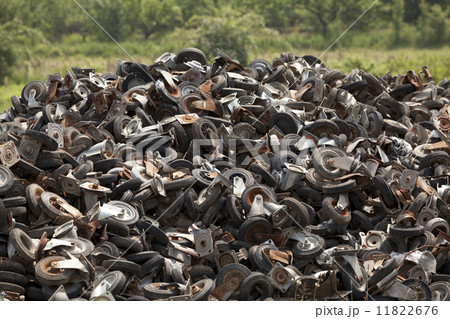 pile of wheels 11822676