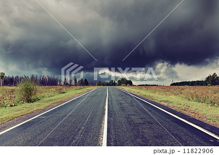 road and dark thunder clouds 11822906