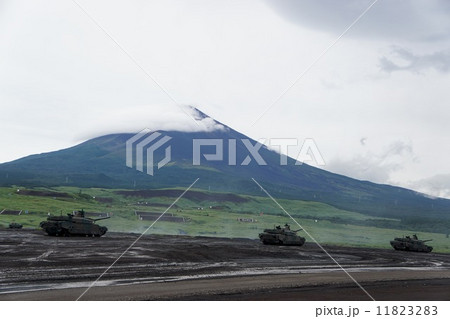 富士山の陸上自衛隊演習 11823283