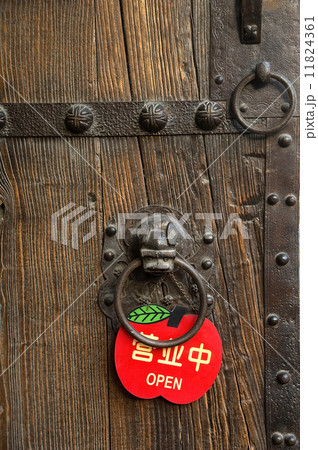 chinese old door 11824361