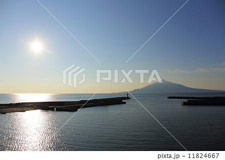 礼文島・朝の香深港と利尻富士 11824667