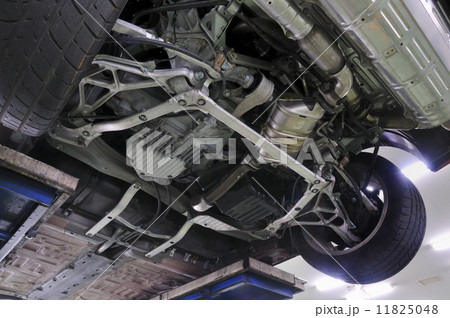 自動車の下回り 11825048