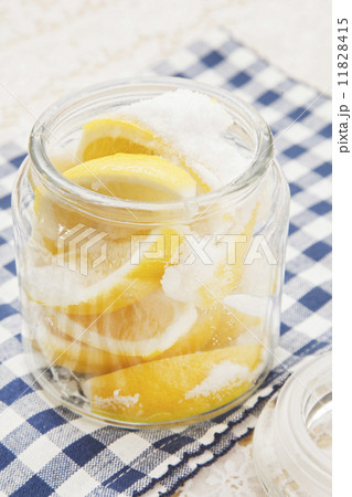 塩レモンの仕込み 11828415