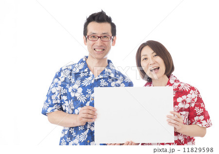 アロハシャツを着たカップルの写真素材