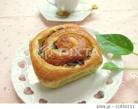朝食イメージ レーズンのデニッシュパンとコーヒー 朝食イメージ レーズンのデニッシュパンとコーヒー 11830231