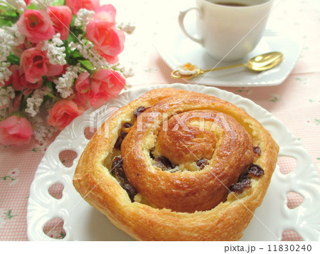 朝食イメージ レーズンのデニッシュパンとコーヒー 朝食イメージ レーズンのデニッシュパンとコーヒー 11830240
