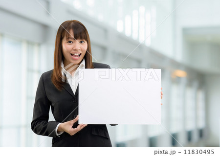 近代的なビルの中に立つ、女性のビジネスシーン 近代的なビルの中に立つ、女性のビジネスシーン 11830495