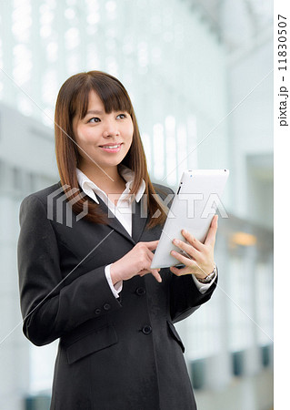 近代的なビルの中に立つ、女性のビジネスシーン 近代的なビルの中に立つ、女性のビジネスシーン 11830507