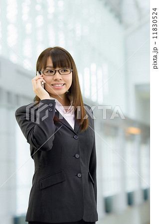 近代的なビルの中に立つ、女性のビジネスシーン 近代的なビルの中に立つ、女性のビジネスシーン 11830524