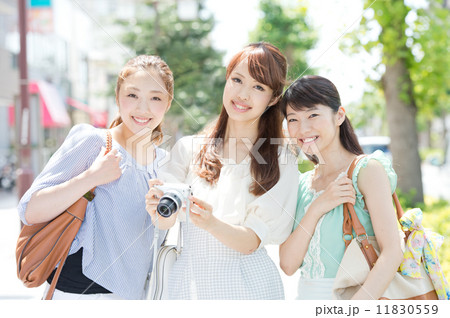 茶髪の若い女性たち 11830559