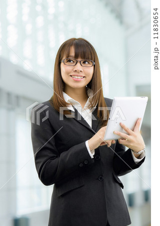 近代的なビルの中に立つ、女性のビジネスシーン 11830654