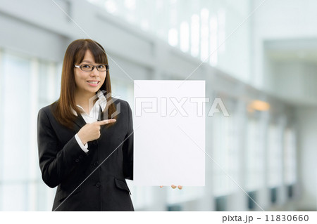 近代的なビルの中に立つ、女性のビジネスシーン 11830660