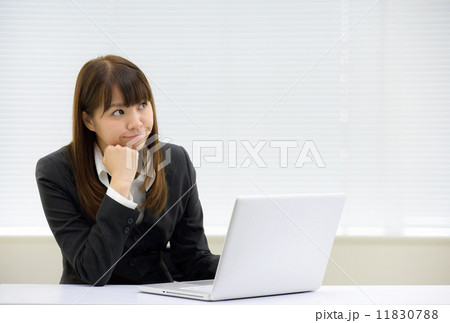オフィス内で働く女性のイメージ 11830788