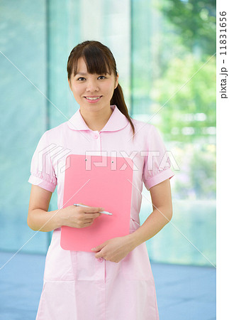 近代的な総合病院の看護師さんのイメージ 近代的な総合病院の看護師さんのイメージ 11831656