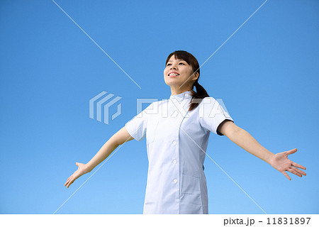 青空の下で気合いを入れる看護師さん 11831897
