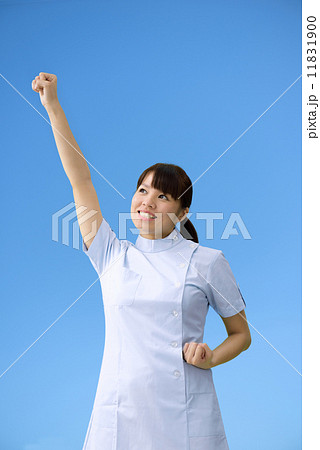 青空の下で気合いを入れる看護師さん 11831900