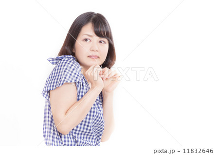 何かにおびえた表情をするミドルの女性 何かにおびえた表情をするミドルの女性 11832646